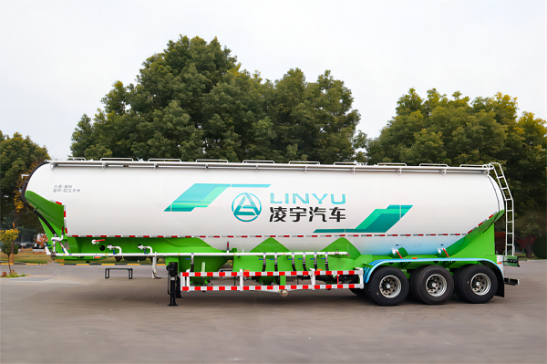 粉粒物料運(yùn)輸車(chē)的特點(diǎn)詳解！
