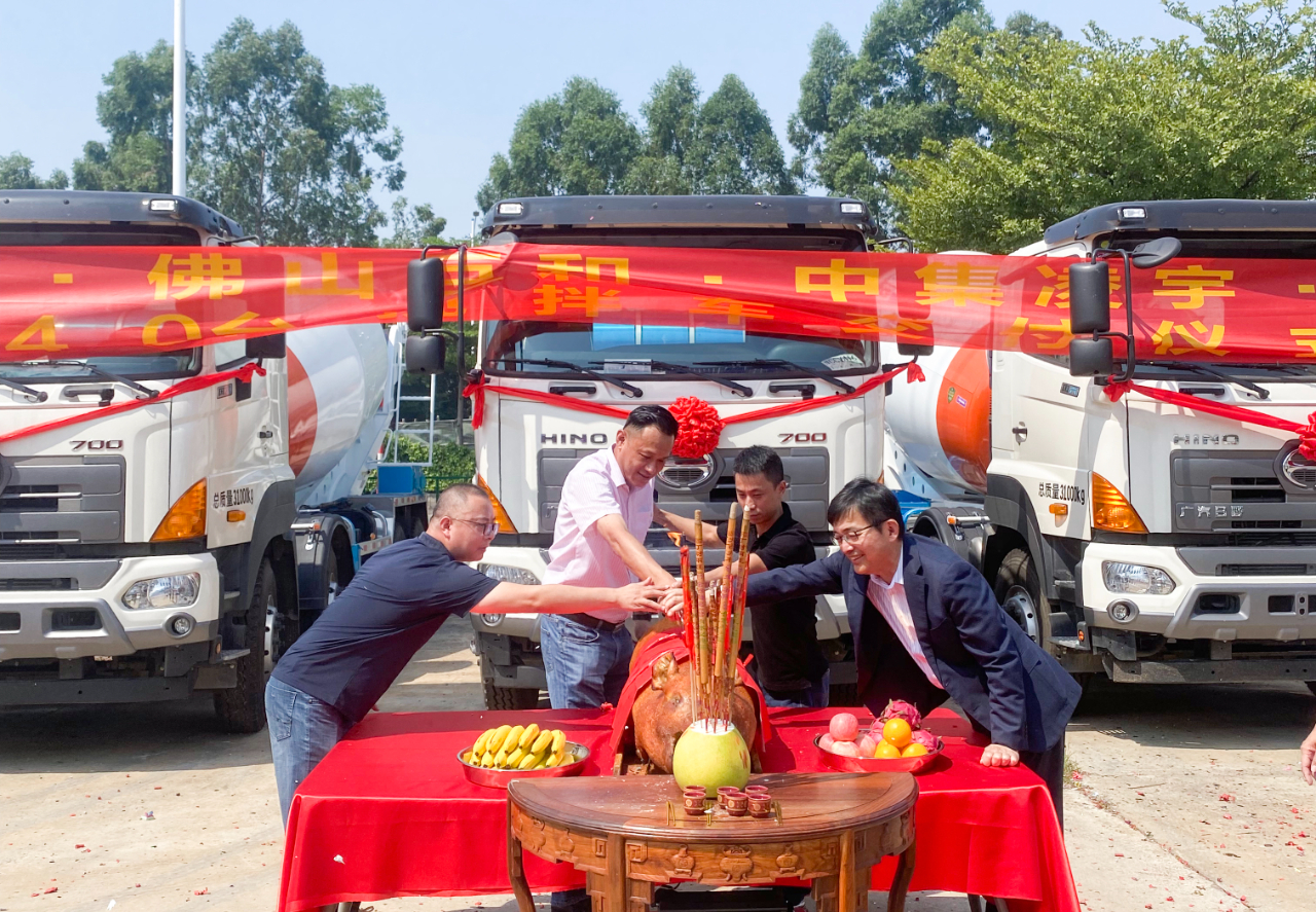 喜氣洋洋共相聚，40臺凌宇攪拌車交付大客戶！