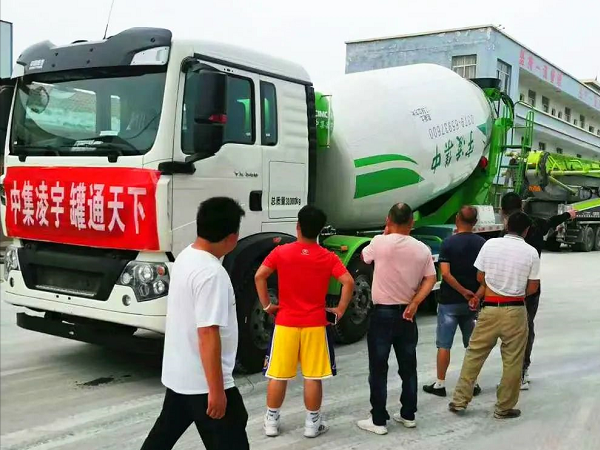 開(kāi)攤啦！凌宇攪拌車(chē)“擺攤兒”湖北，客戶(hù)當(dāng)場(chǎng)下單！